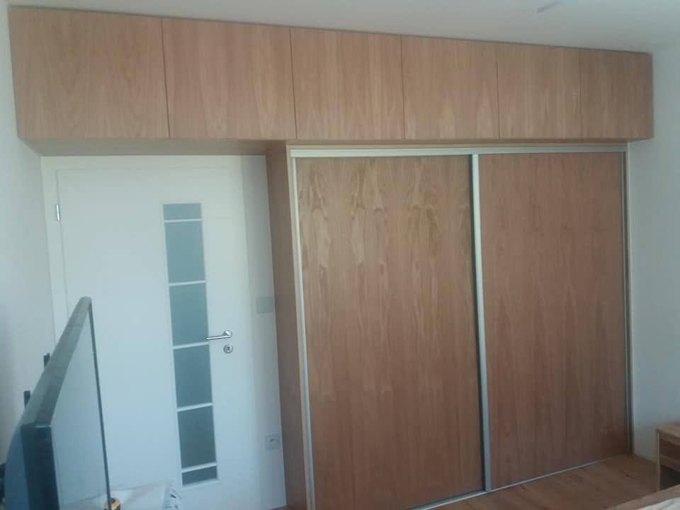 Einbaukasten mit Glaseinsatz und Überschrank bis zur Decke.