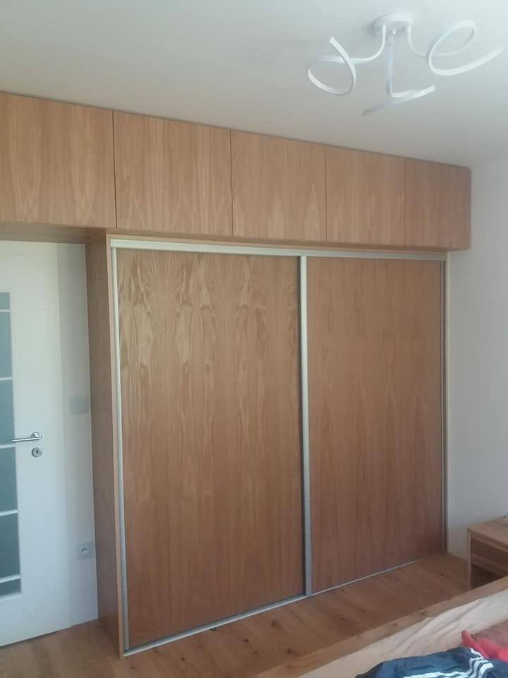 Detail des Überschranks über dem Einbaukasten in Kirschdekor.