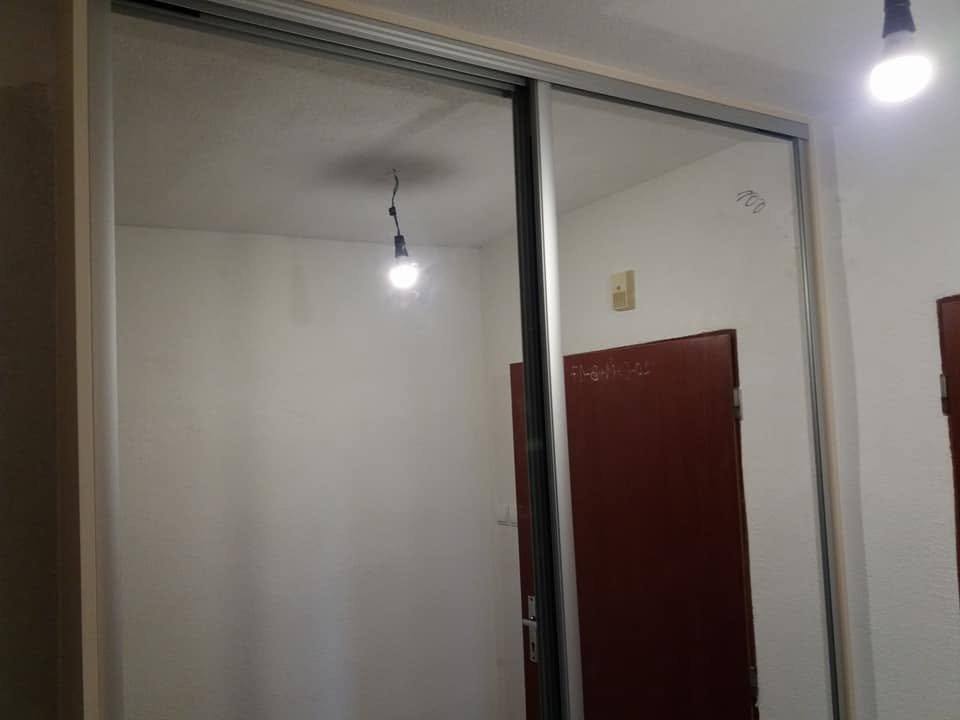 Einbaukasten mit Spiegeltür im Vorzimmer unter der Deckenleuchte.