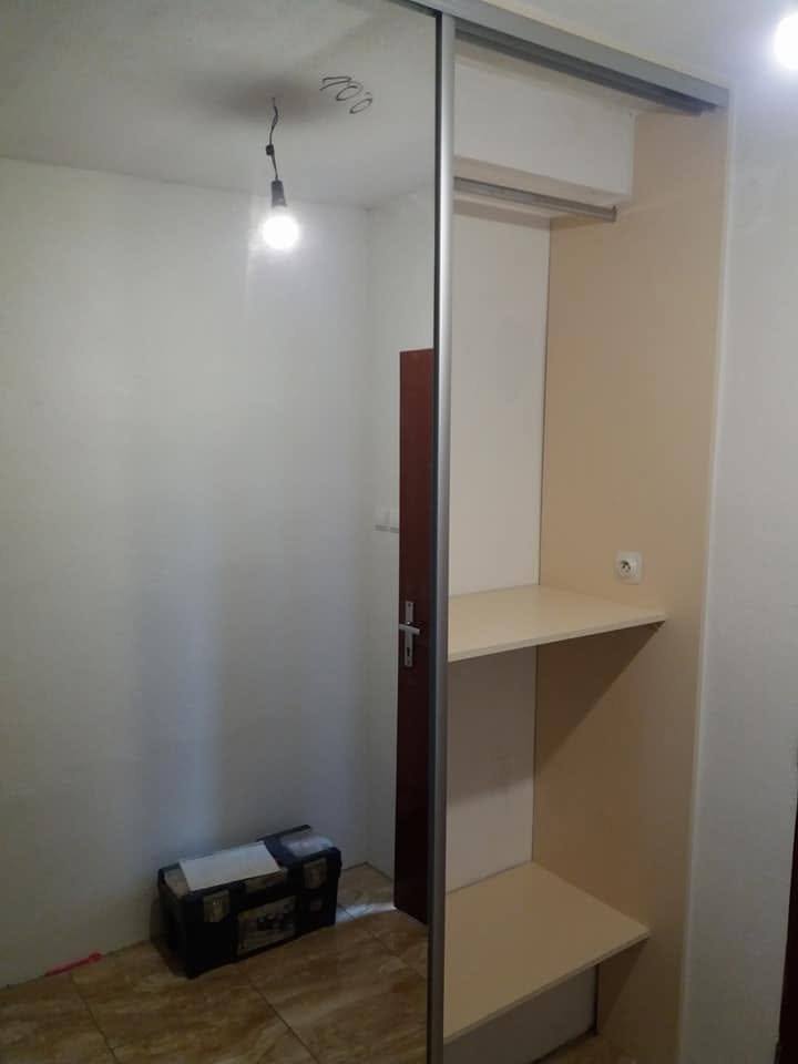 Kleines Ablagepult im Inneren des Kastens im Vorzimmer.