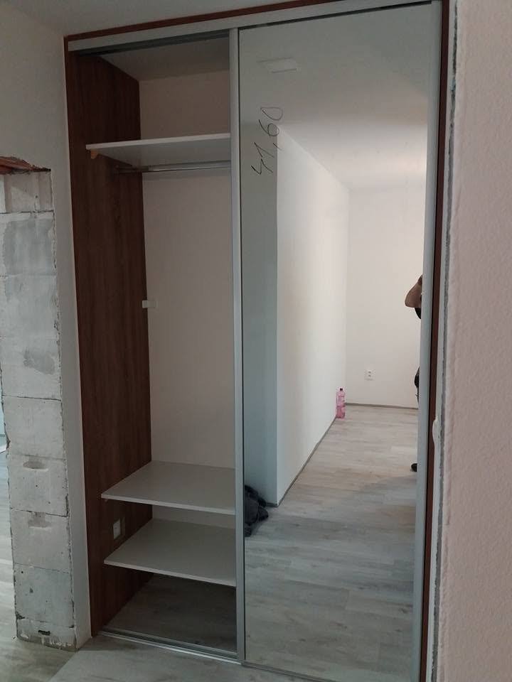 Geöffneter Kasten mit Innenböden und Spiegeltür.