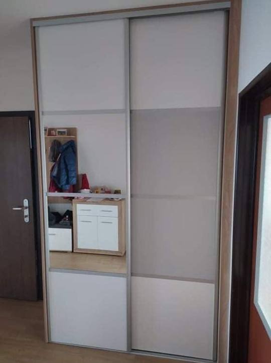 Einbaukasten in Weiß und Holzdekor mit Spiegelstreifen auf den Türen.