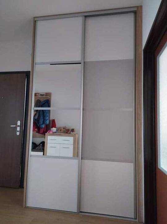 Detail des Kastens mit weißen und Holzdekor-Paneelen und Seitenregal.