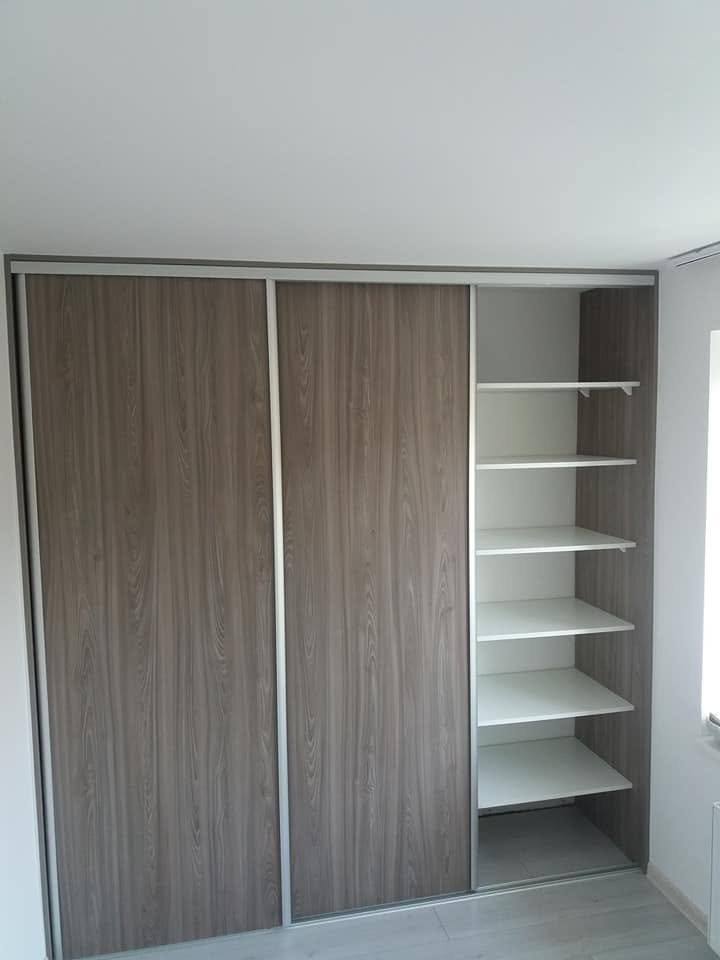 Einbaukasten in Holzdekor mit schrägen, leiterartigen Böden.