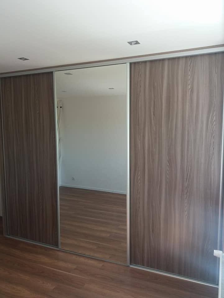 Geöffneter Kasten in Nussbaum-Dekor mit verspiegeltem Paneel.