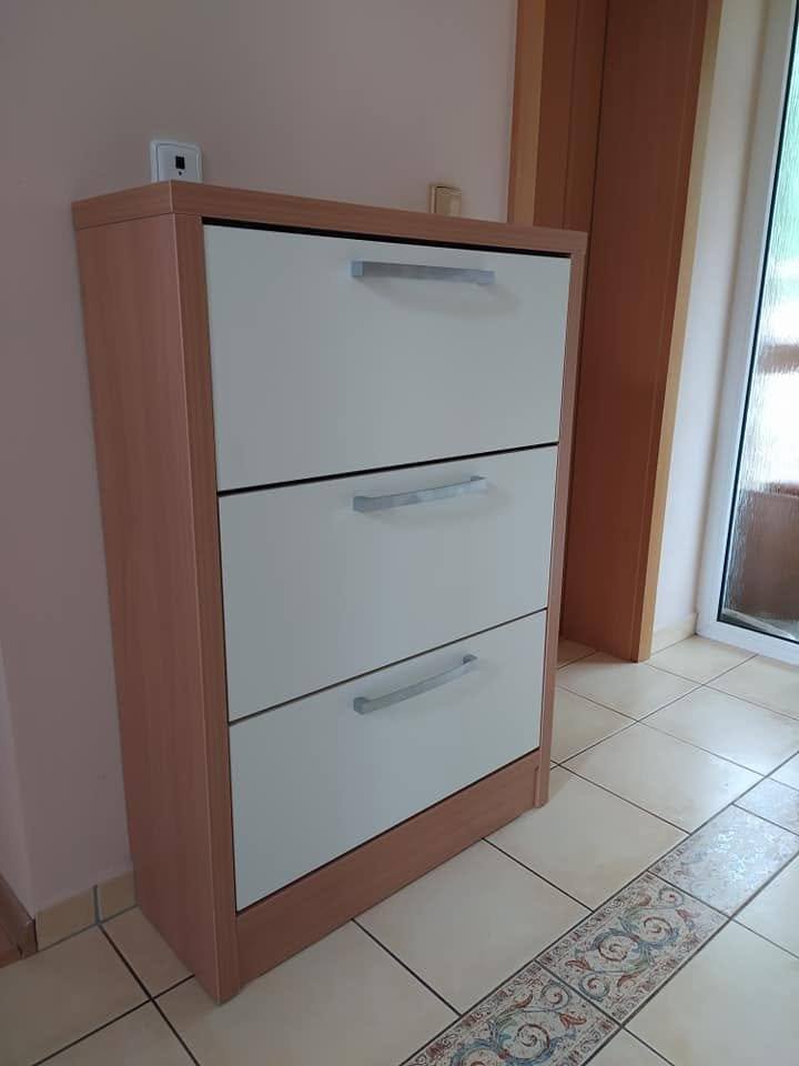 Botník s tromi bielymi výklopnými dvierkami a korpusom v dekore jelše