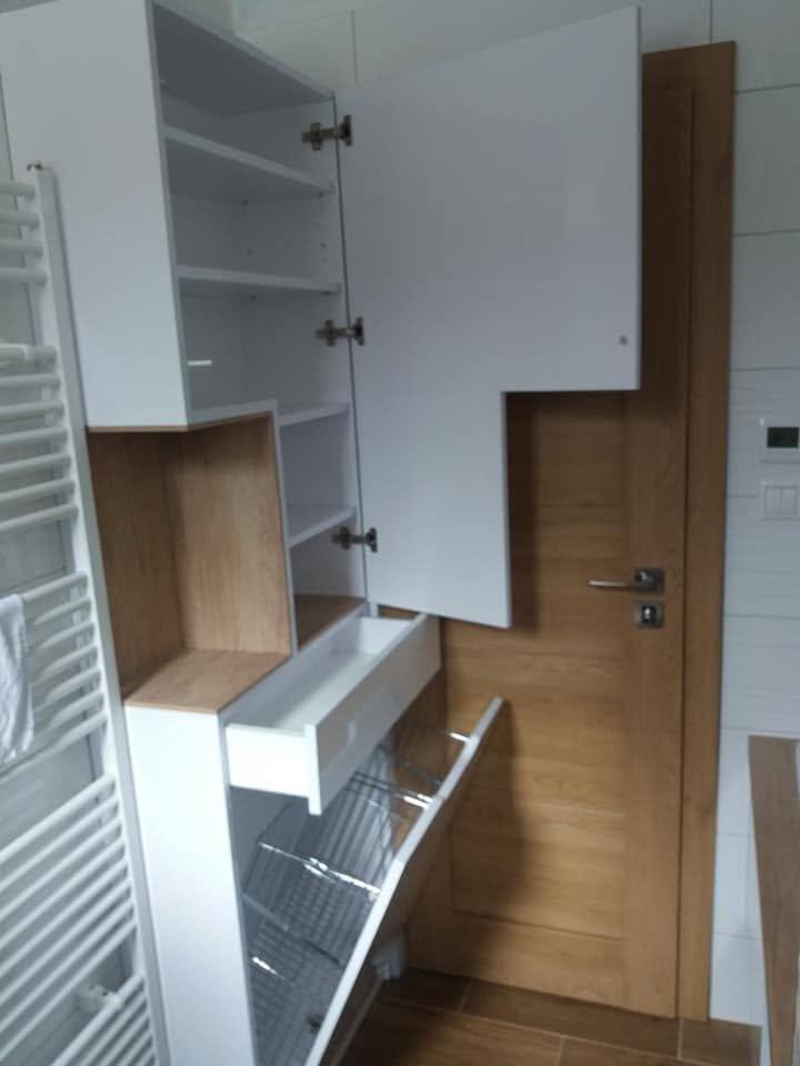 Weißer Badschrank mit Eichennische und Wäschekippkorb