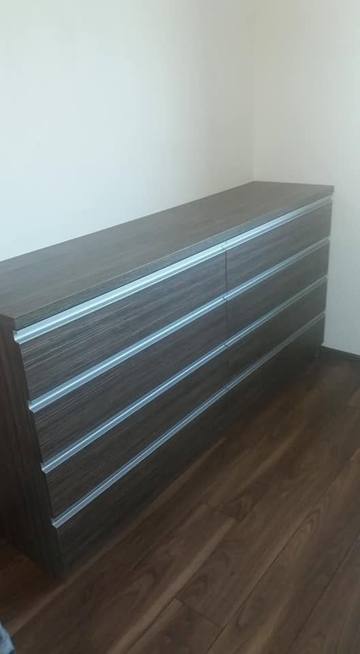 Detail der gerillten Laden der grauen Kommode