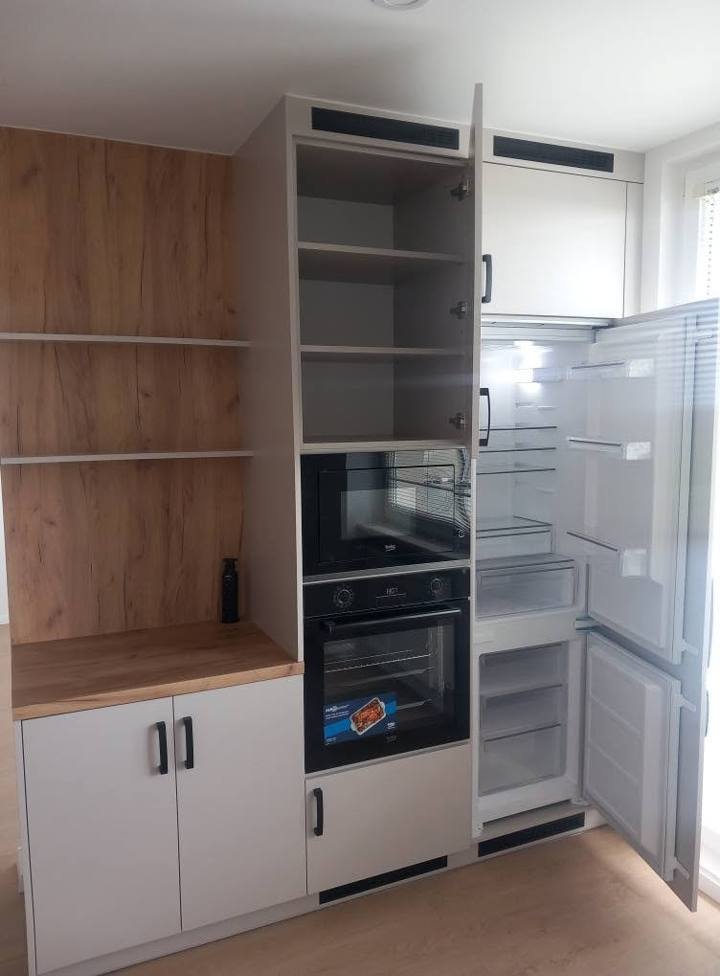 Eichennische mit Borden neben Backrohr-Hochkasten und Kühlschrank