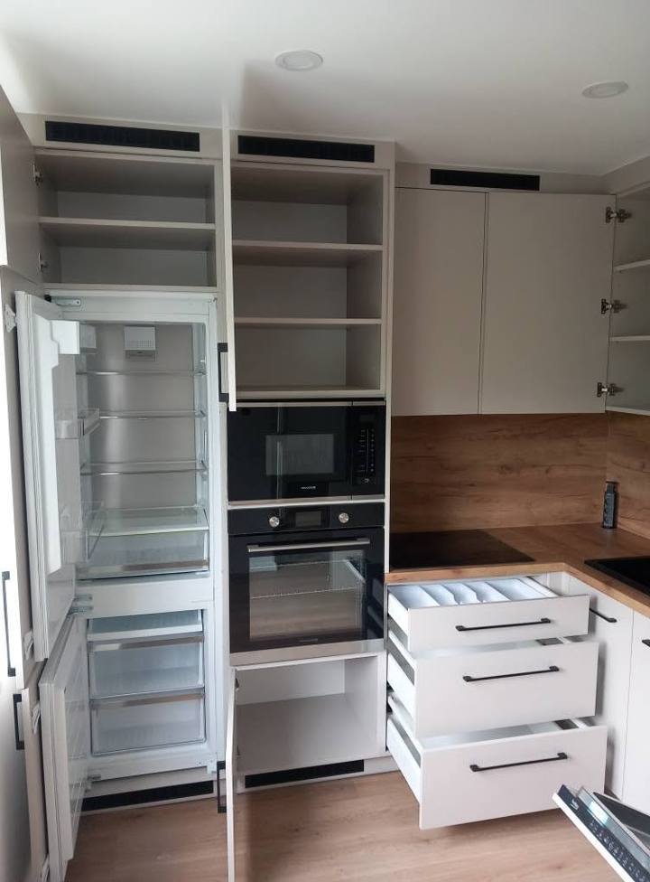 Offener Kühlschrank, Vorratsfächer und Laden in der Hochkastenwand