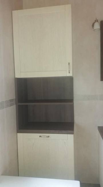 Hoher Badschrank mit cremefarbenen Türen und Regalen