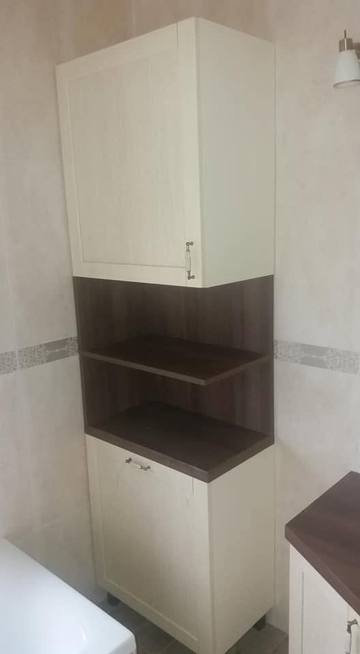 Cremefarbener Badschrank mit offenen dunklen Regalen