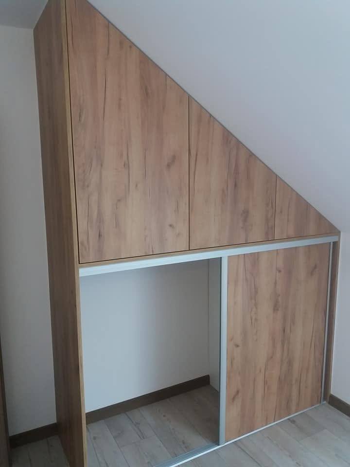 Kasten unter der Dachschräge mit geöffneter linker Schiebetür