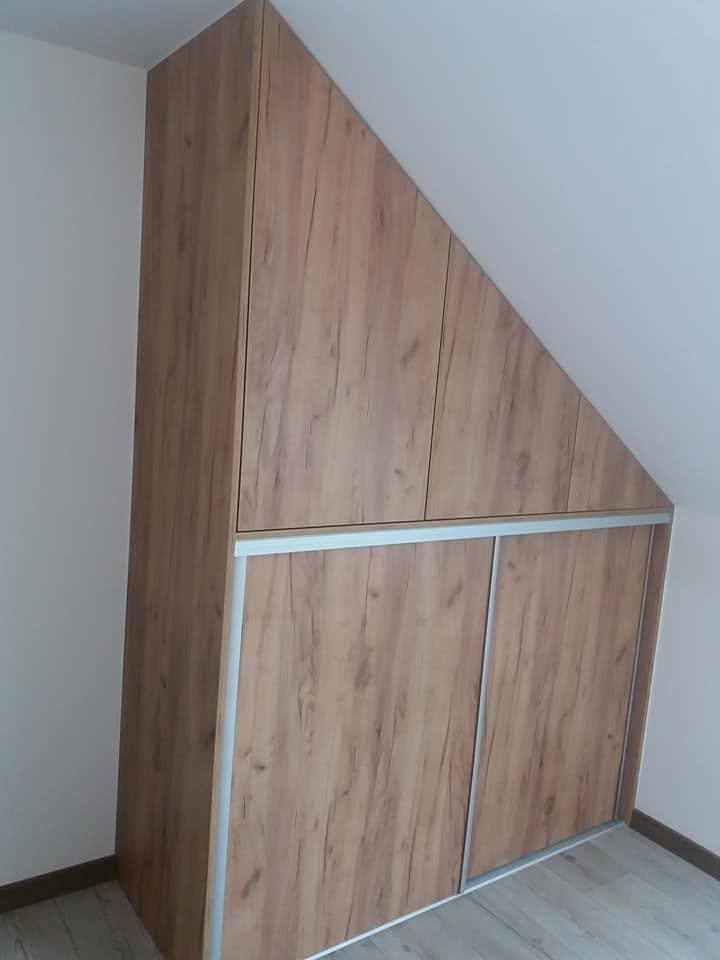 Seitenansicht des hohen Kastens entlang der Dachneigung