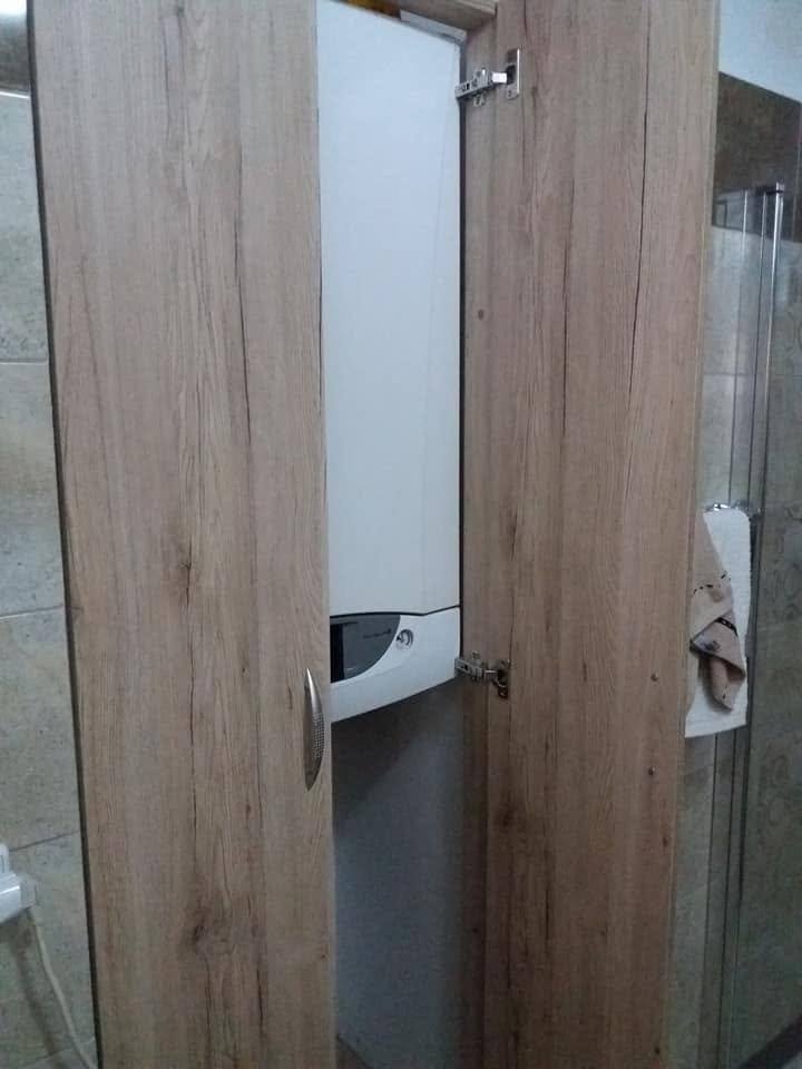 Offener hoher Schrank im Bad verbirgt den Gaskessel