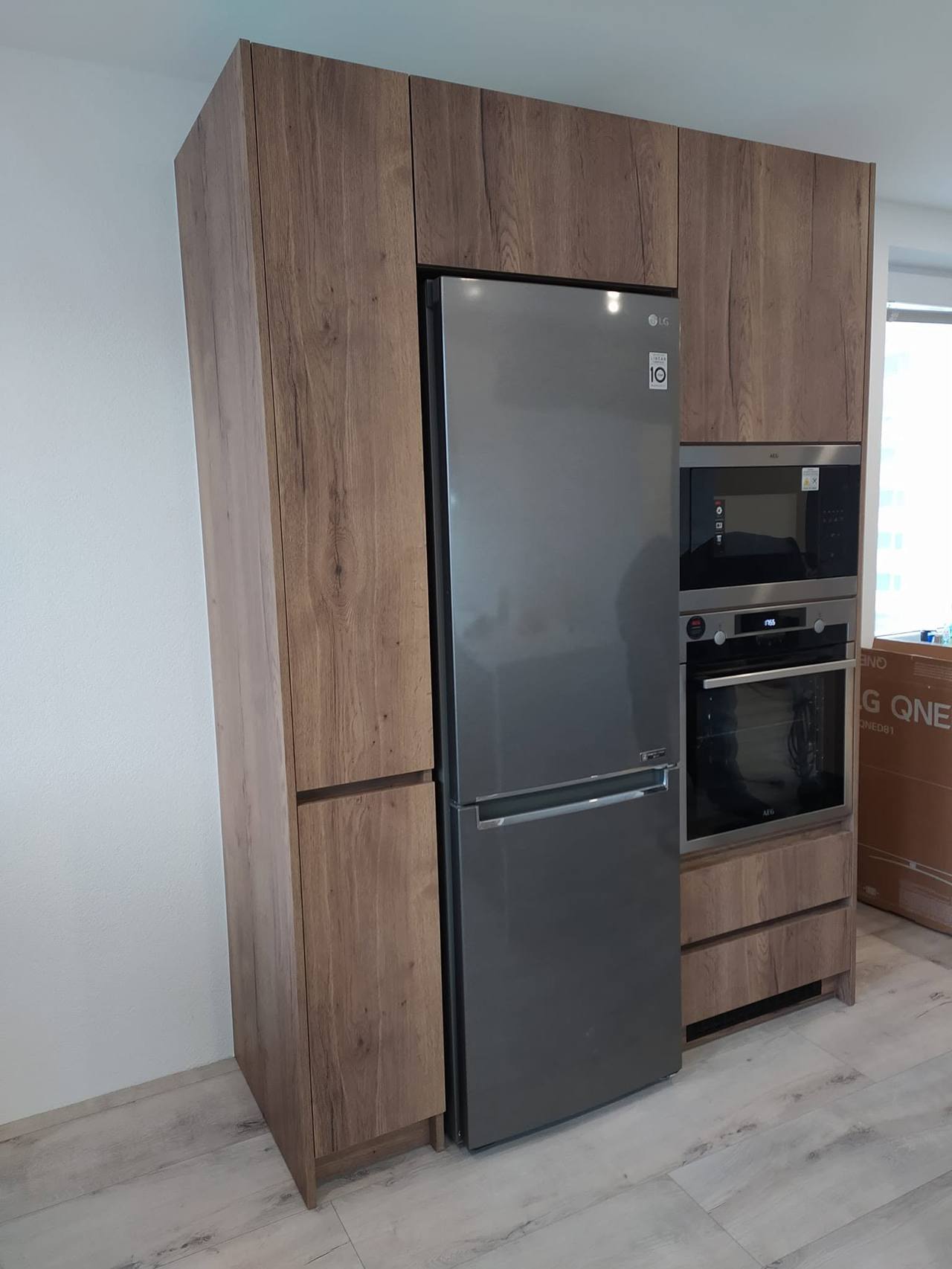 Hochschrankwand in Eiche mit Kühlschrank und Einbaugeräten