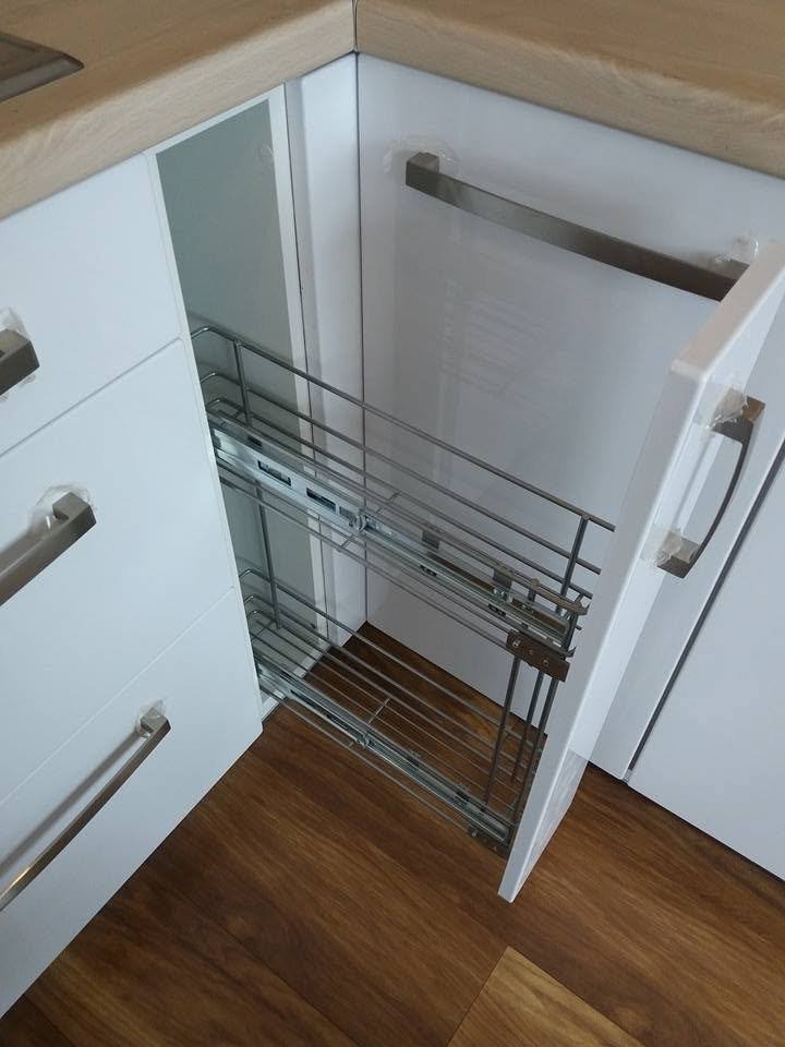 Úzke drôtené koše na dvierkach rohovej skrinky