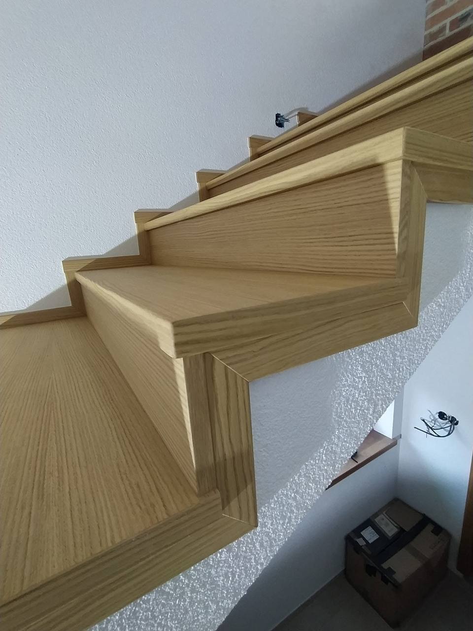 Verwinkelte helle Eichenstiege von unten gesehen