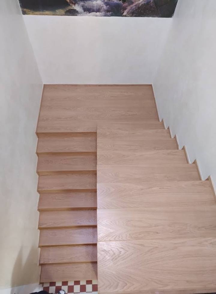 Verwinkelte Eichenstiege von oben mit Podest in der Mitte