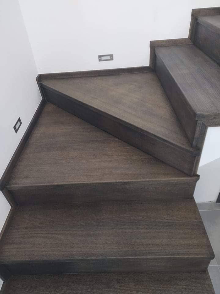 Detail der dunkelgrauen Verkleidung auf der Stufe