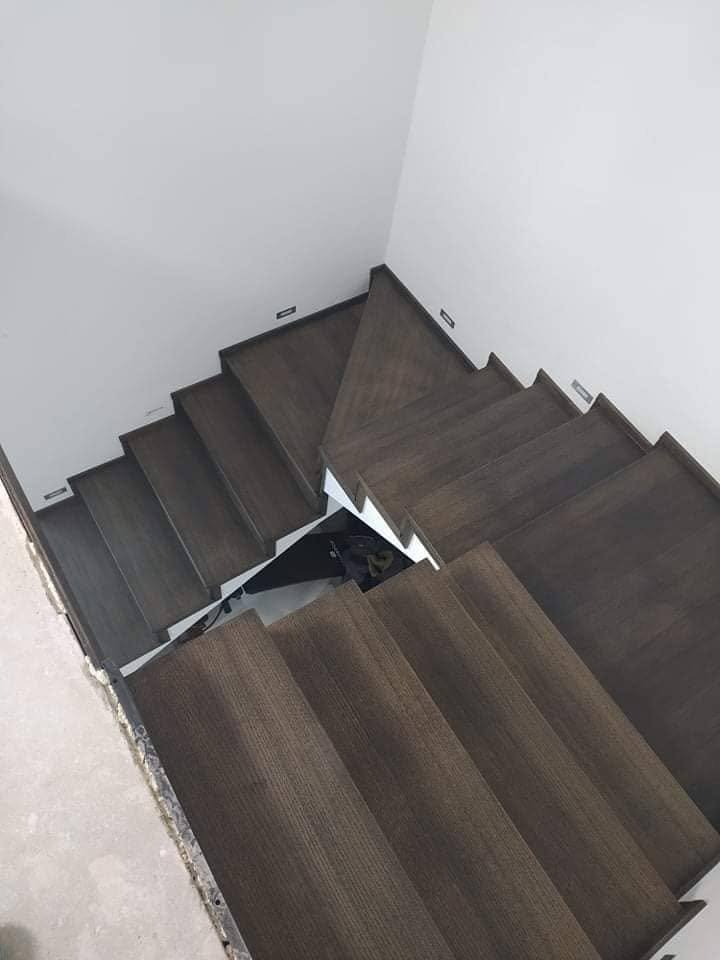 Detail der Verkleidungsfuge während der Montage