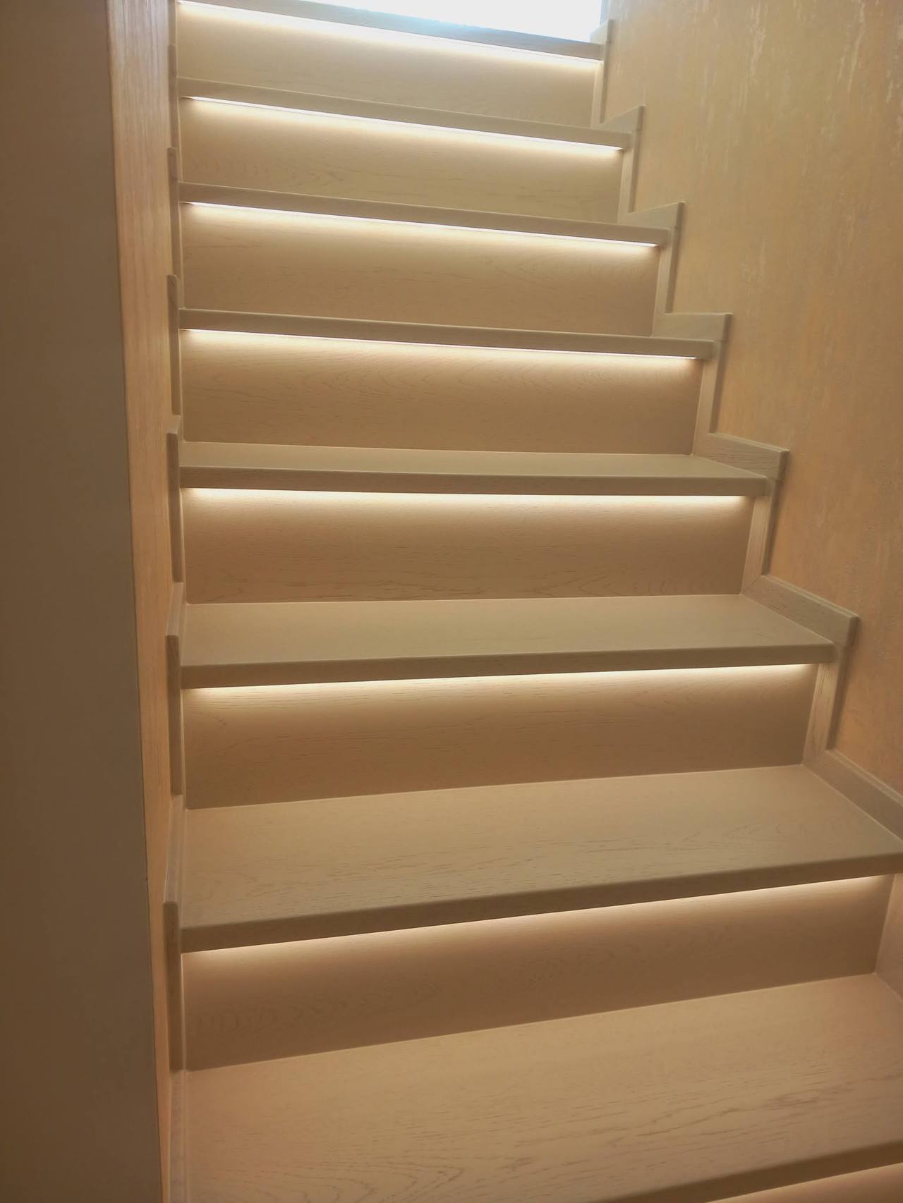 Gerade Stiege mit leuchtenden LED-Streifen je Stufe
