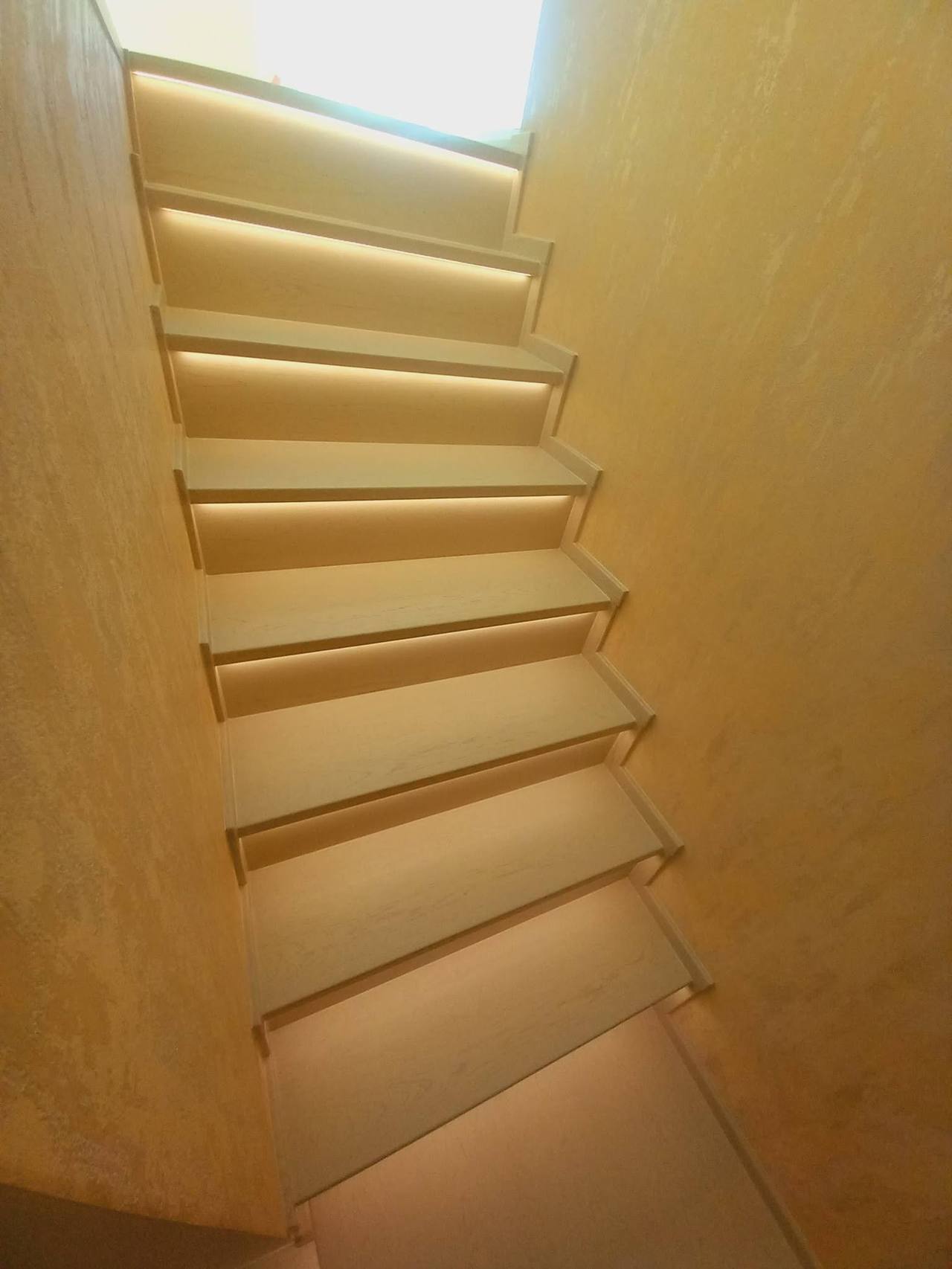 Helle Stiege mit eingebauter Beleuchtung jeder Stufe