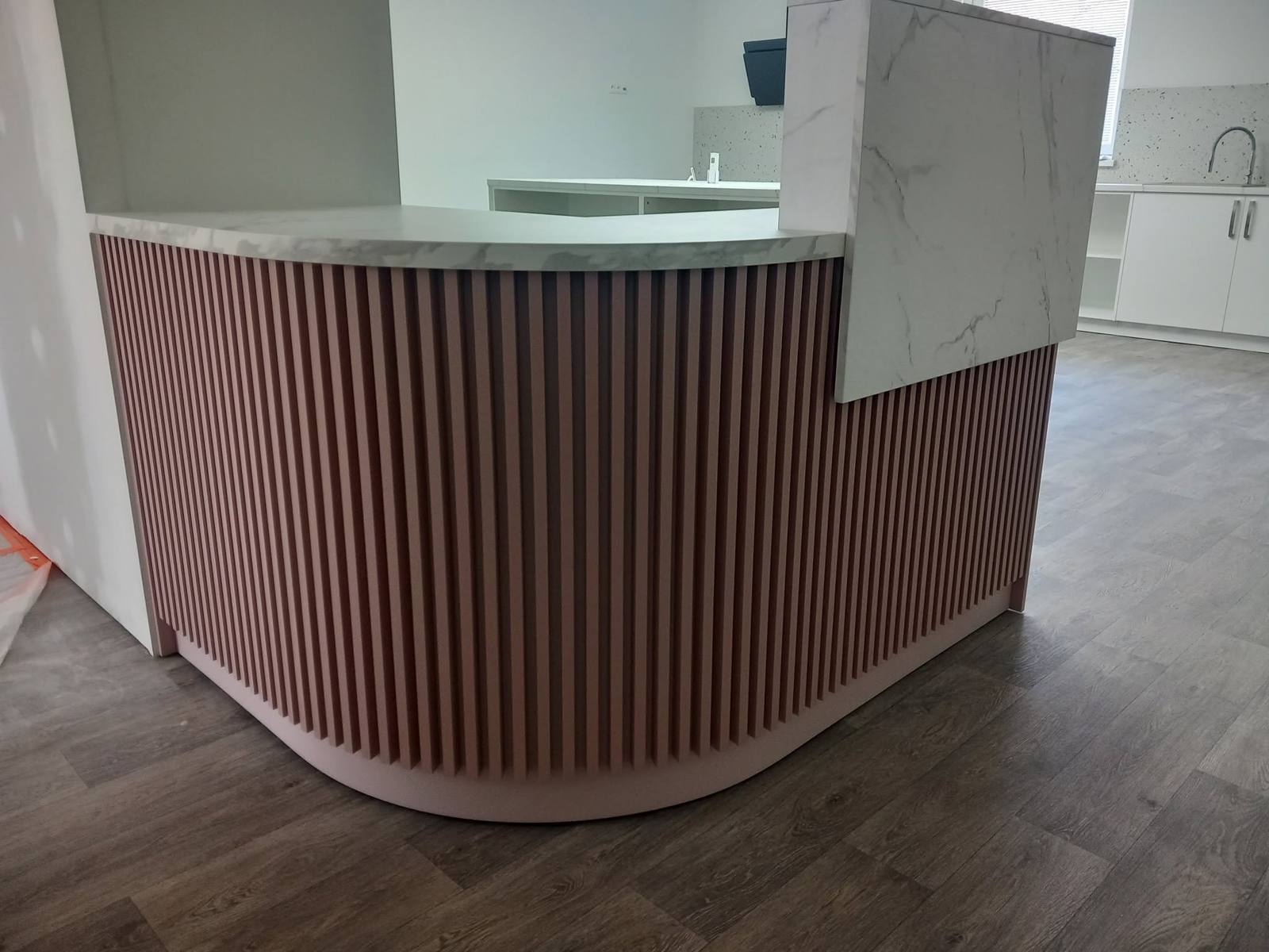 Rosafarbener Lamellen-Tresen mit Marmorplatte im Salon