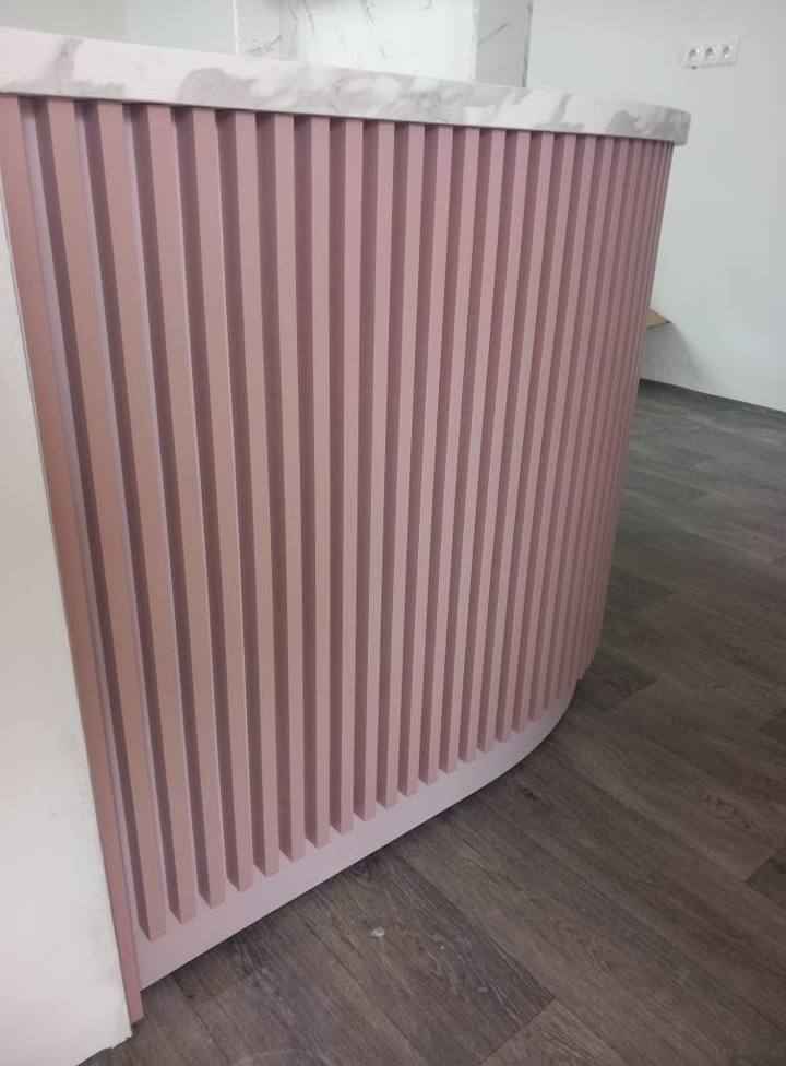Detail des runden Tresens mit rosafarbenen Lamellen und Marmorplatte