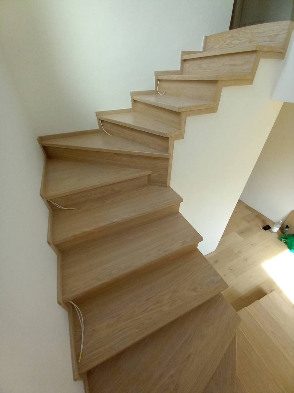 Gedrehte Eichenstiege von oben mit Blick in die Halle