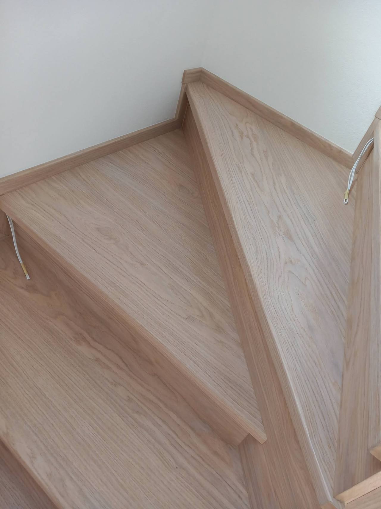 Detail der keilförmigen Eichenstufen an der Drehung