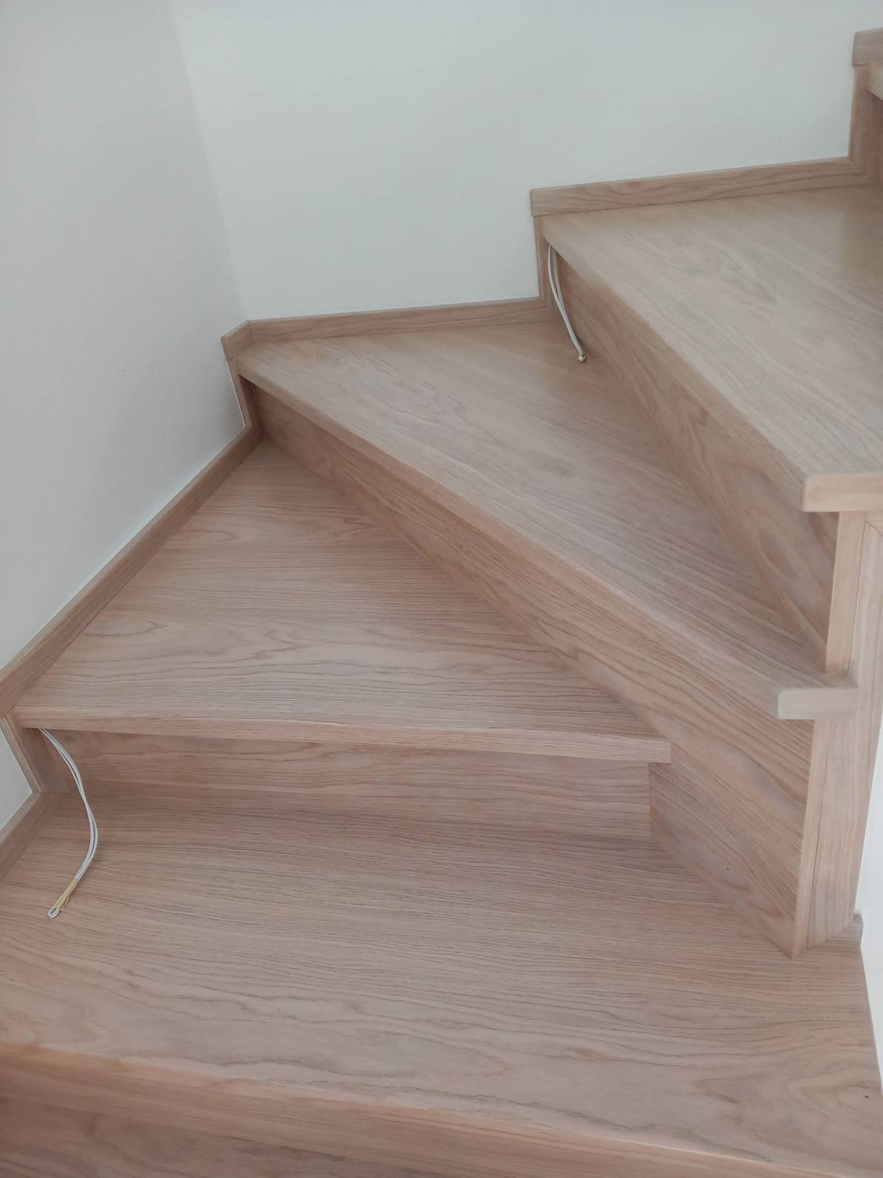 Detail der gedrehten Eichenstufen noch vor der Reinigung