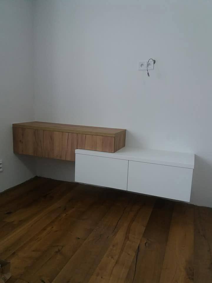 Schwebender weißer TV-Schrank mit Eichenbox darüber