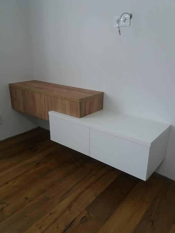 Kombination aus weißem und Eichen-TV-Schrank im Wohnzimmer