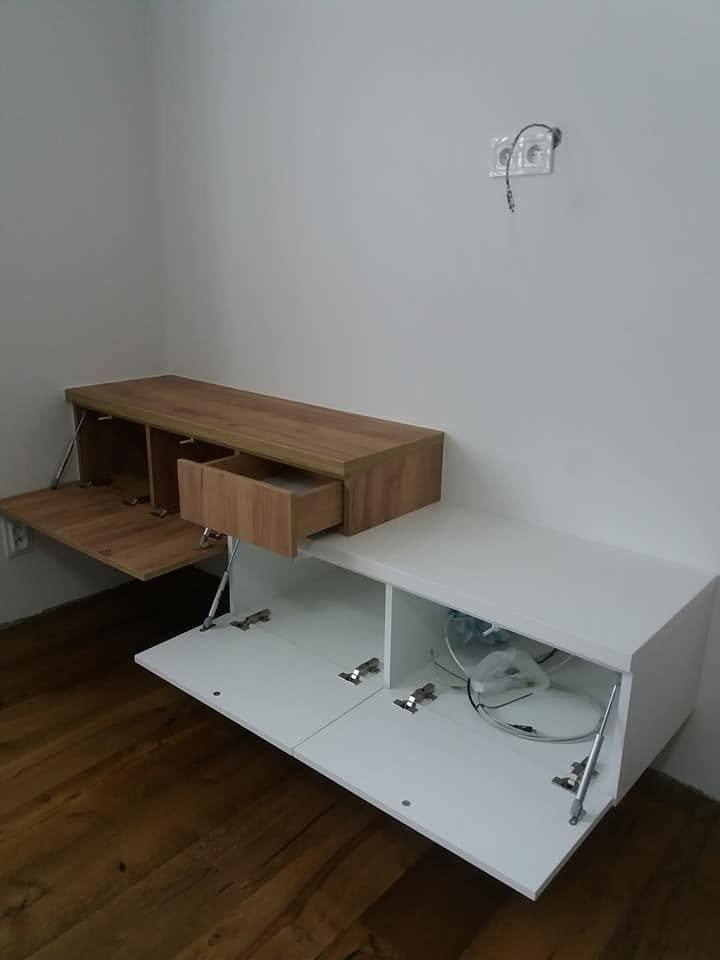 Schwebender TV-Schrank mit offener Klapptür und Lade