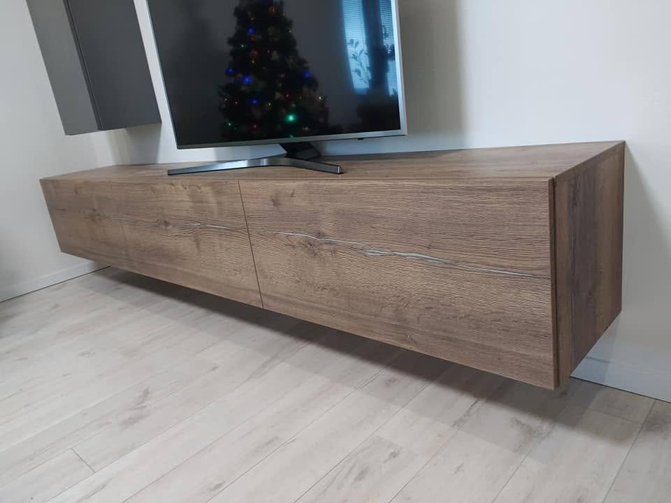 Schwebender TV-Schrank in Eichendekor mit Fernseher darüber
