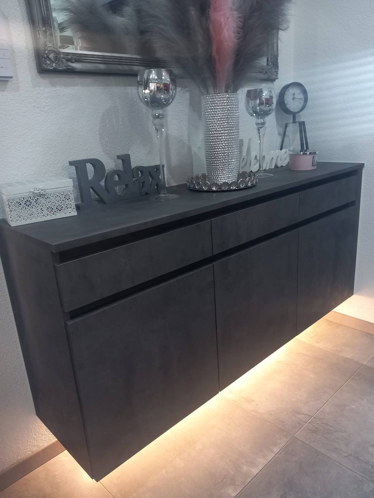 Schwebende anthrazitfarbene Kommode mit LED-Licht unter dem Korpus