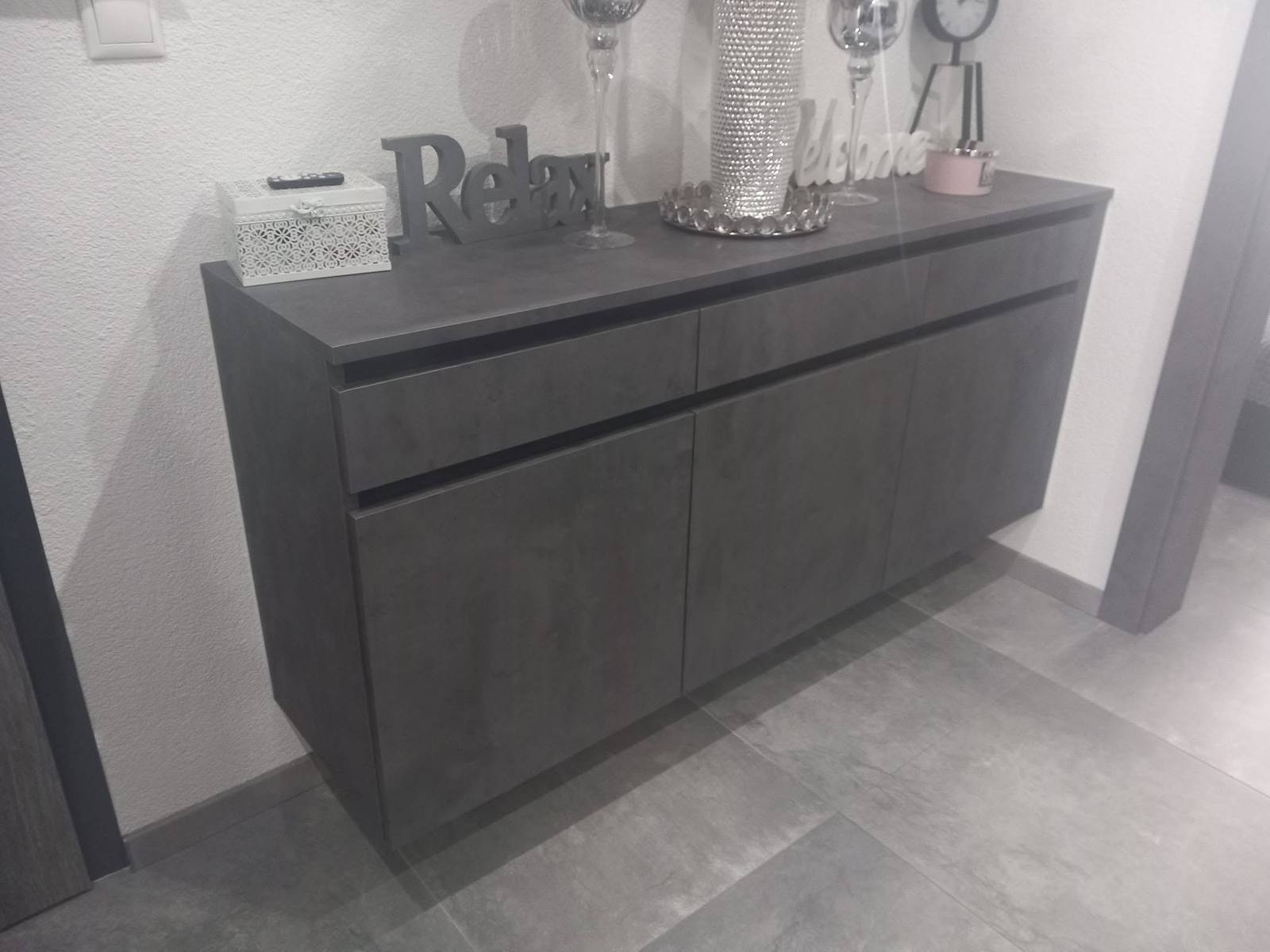 Anthrazitfarbene Kommode in Betonoptik mit Laden und Türen