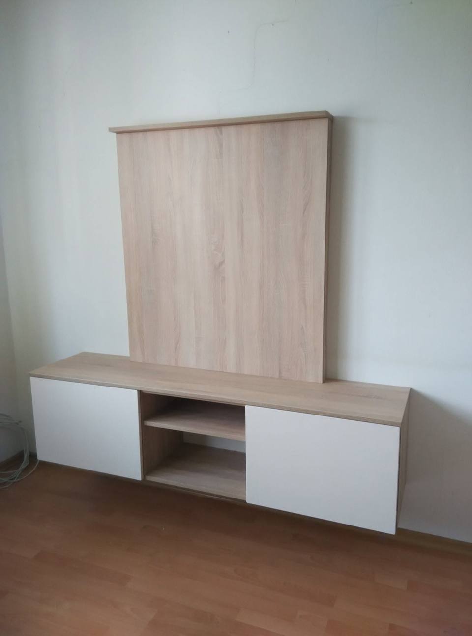 TV-Set mit Eichenpanel und weißen Schranktüren