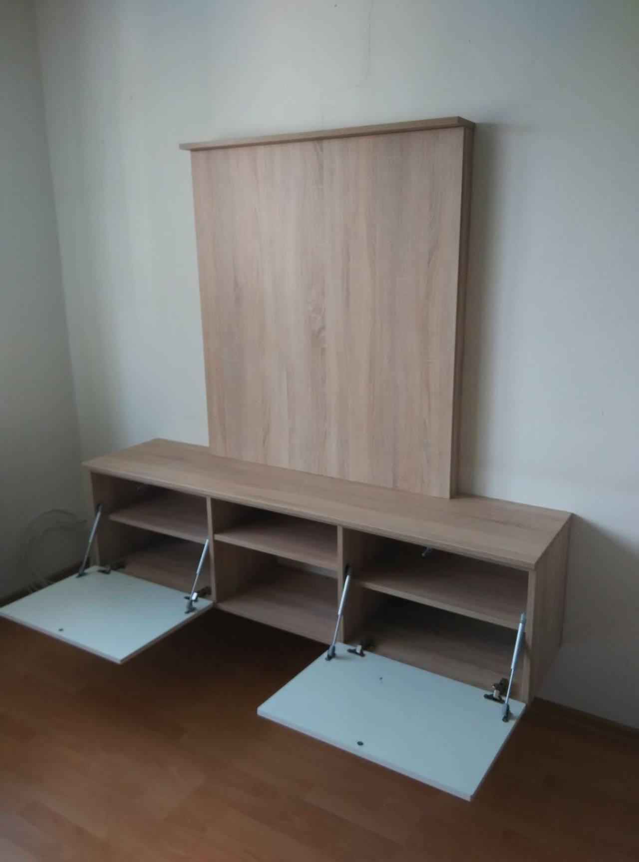 TV-Schrank mit geöffneten Klapptüren und Eichenpanel