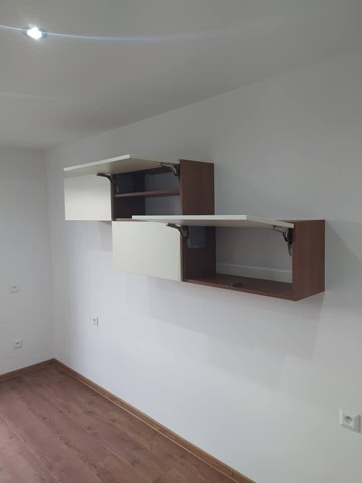 Hängekästen mit geöffneten Klappen an der weißen Wand