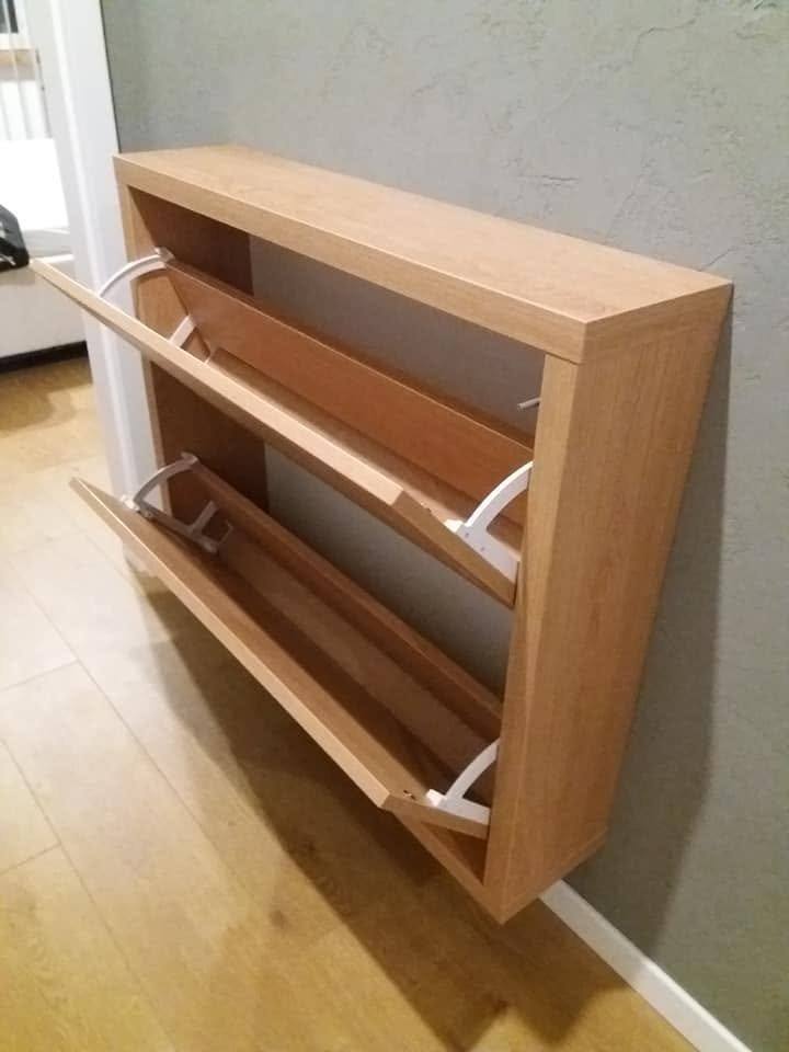 Hängender Schuhkasten in Eichendekor mit zwei Klappladen für Schuhe.